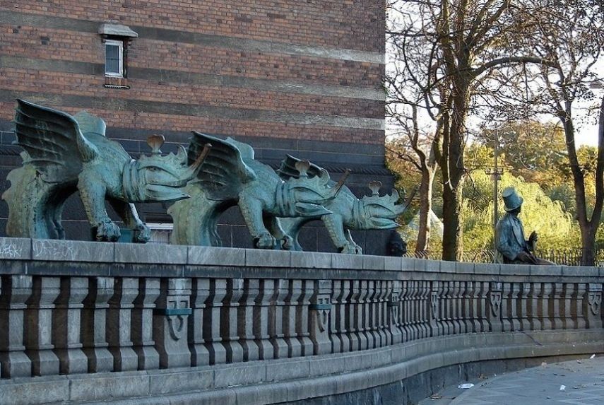 The dragons were removed from the fountain when the bull was set up in 1923