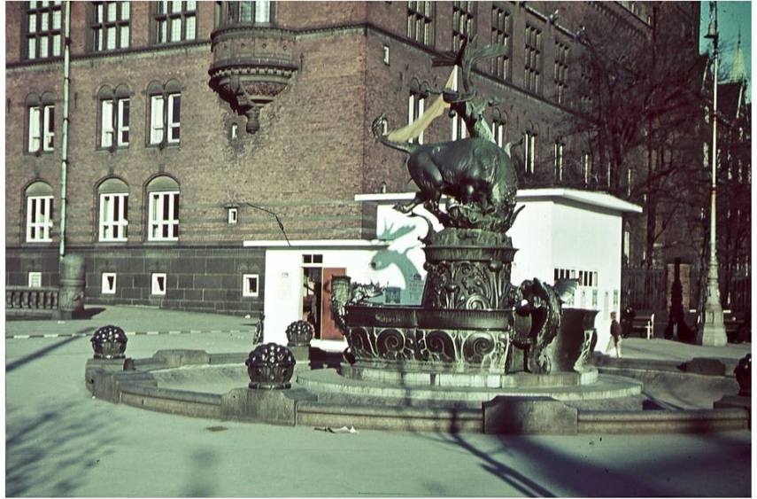 Dragespringvand Rådhuspladsen under besættelsen. Tysk flyinstruktør Josef Rotty 1941