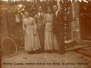 The back yard in Nyboder 1919 from left Laura, Svend, Asta & Emry Laura, Svend, Asta & Emry