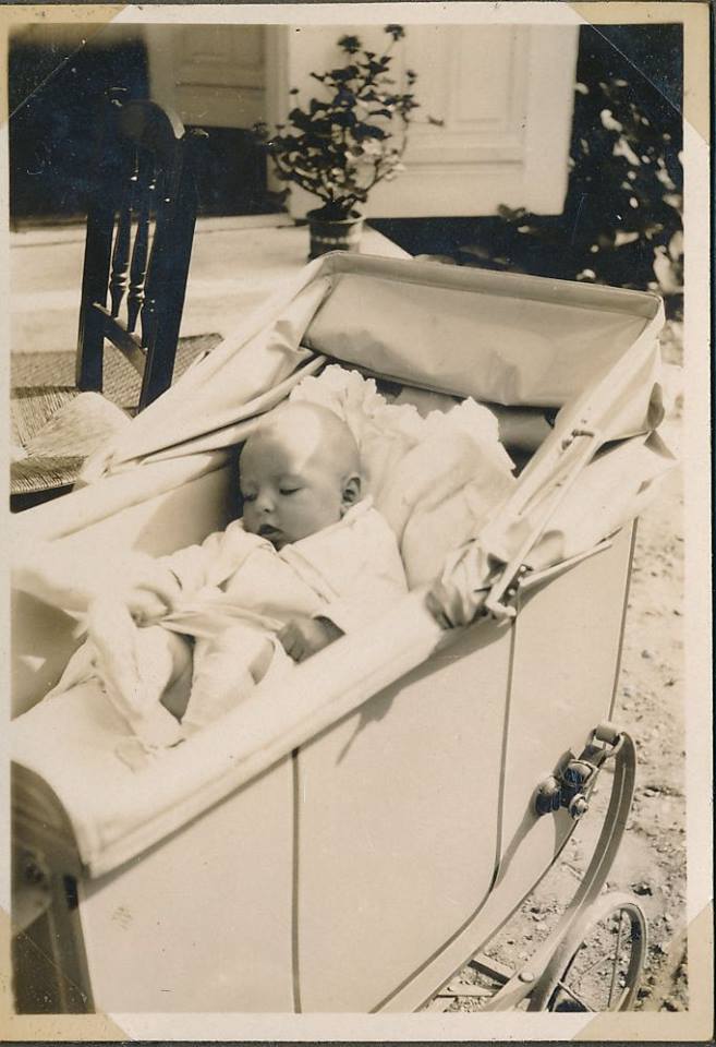 Dorthe Lohmanns mor i lækker barnevogn fra 1929