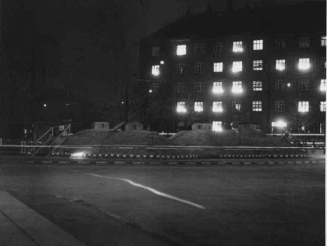 Toftegårds Plads 4. maj 1945 om aftenen man har lys i vinduerne beskyttelses bunkerne på pladsen Valby Lokalarkiv