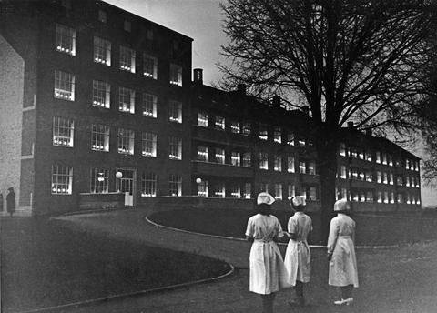 000256f040_bispebjerg_hospital_med_lys_i_vinduerne_4_maj_1945-sygeplejehistorisk-museum