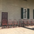 Chairs from the time of George Washington waiting for guests at Mount Vermont&nbsp;terrasseportio
