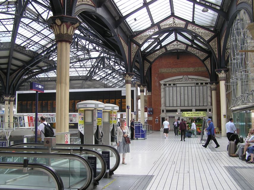 The WWI Memorial in the background at Liverpool Street Station