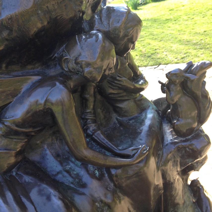 Kensington Garden’s famous fictional resident, the bronze statue features Peter Pan surrounded by squirrels, rabbits, mice and fairies.